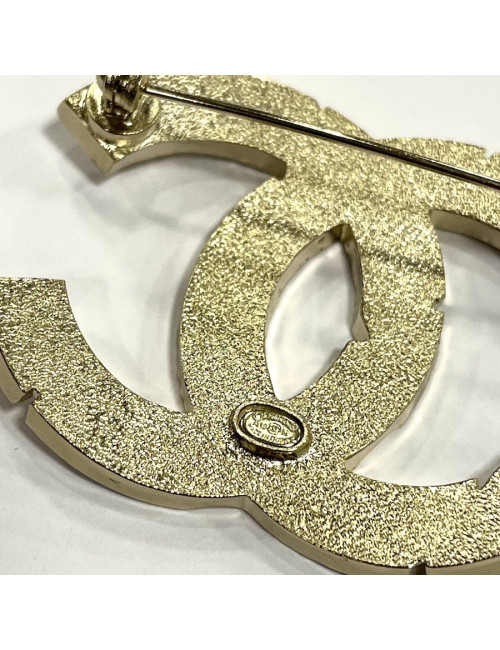 Broche doré mat CHANEL