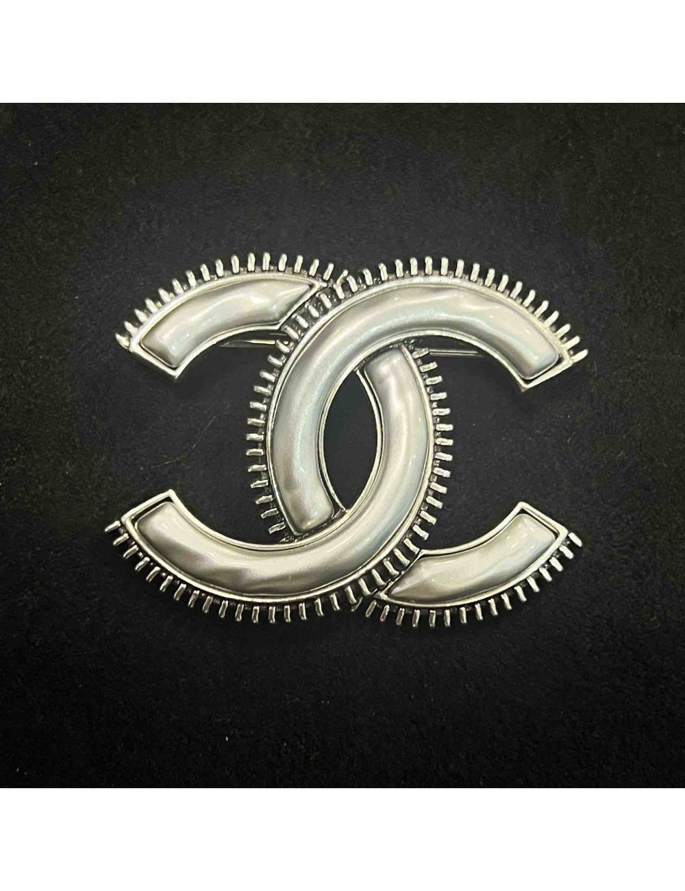 Broche CHANEL émail blanc