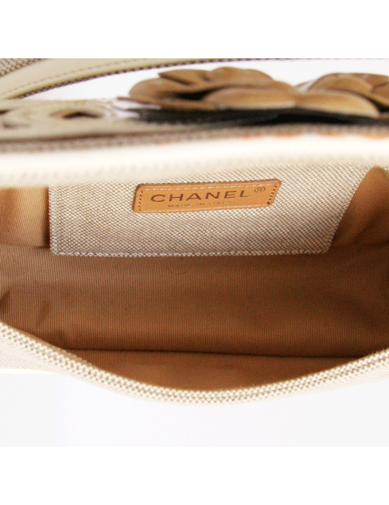 Mini sac CHANEL en toile beige et camélia verni