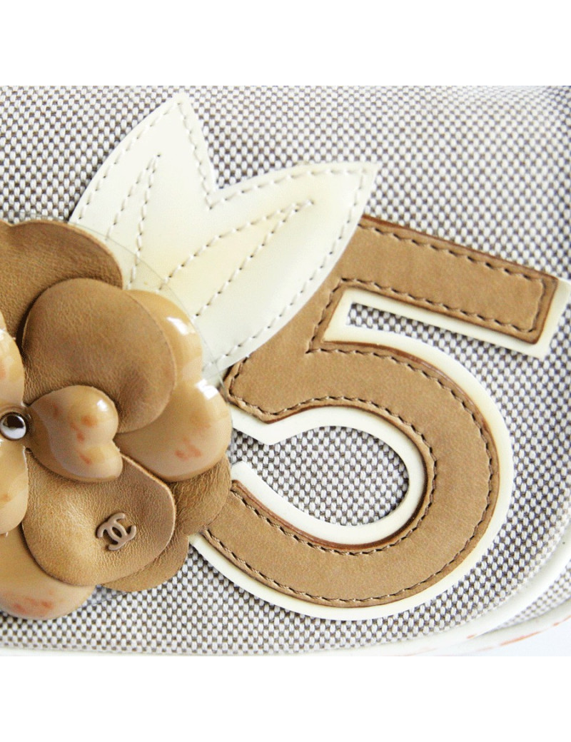 Mini sac CHANEL en toile beige et camélia verni