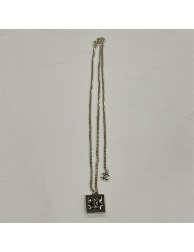Pendentif et chaine CHANEL 