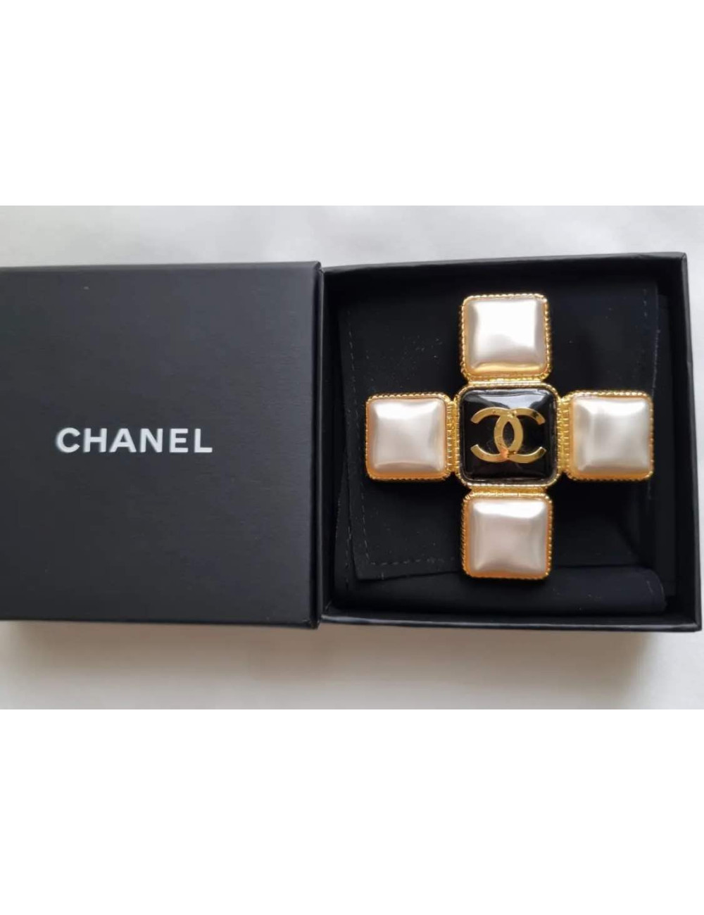 Broche CHNEL croix nacrée