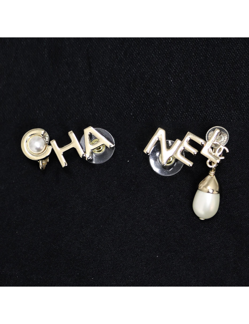 Boucles d'oreilles CHANEL perle poire