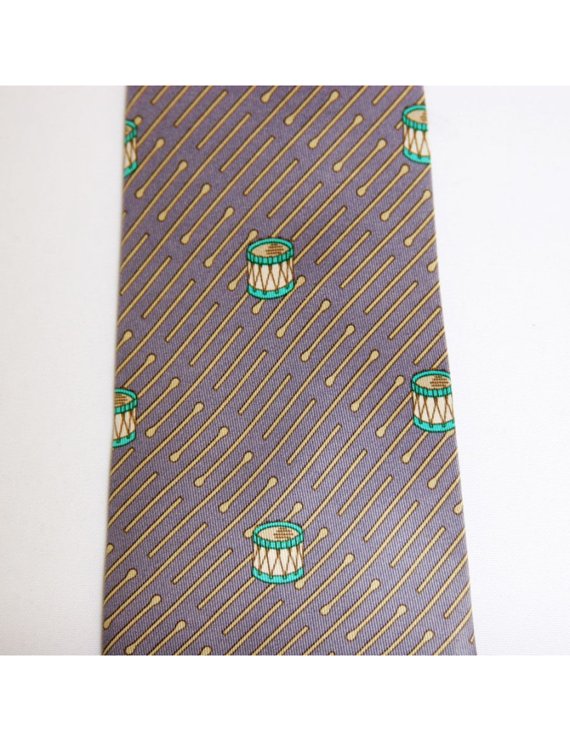 Cravate HERMES en soie grise motifs tambours