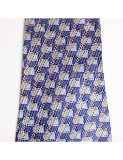 Cravate HERMES en soie mauve motifs selles