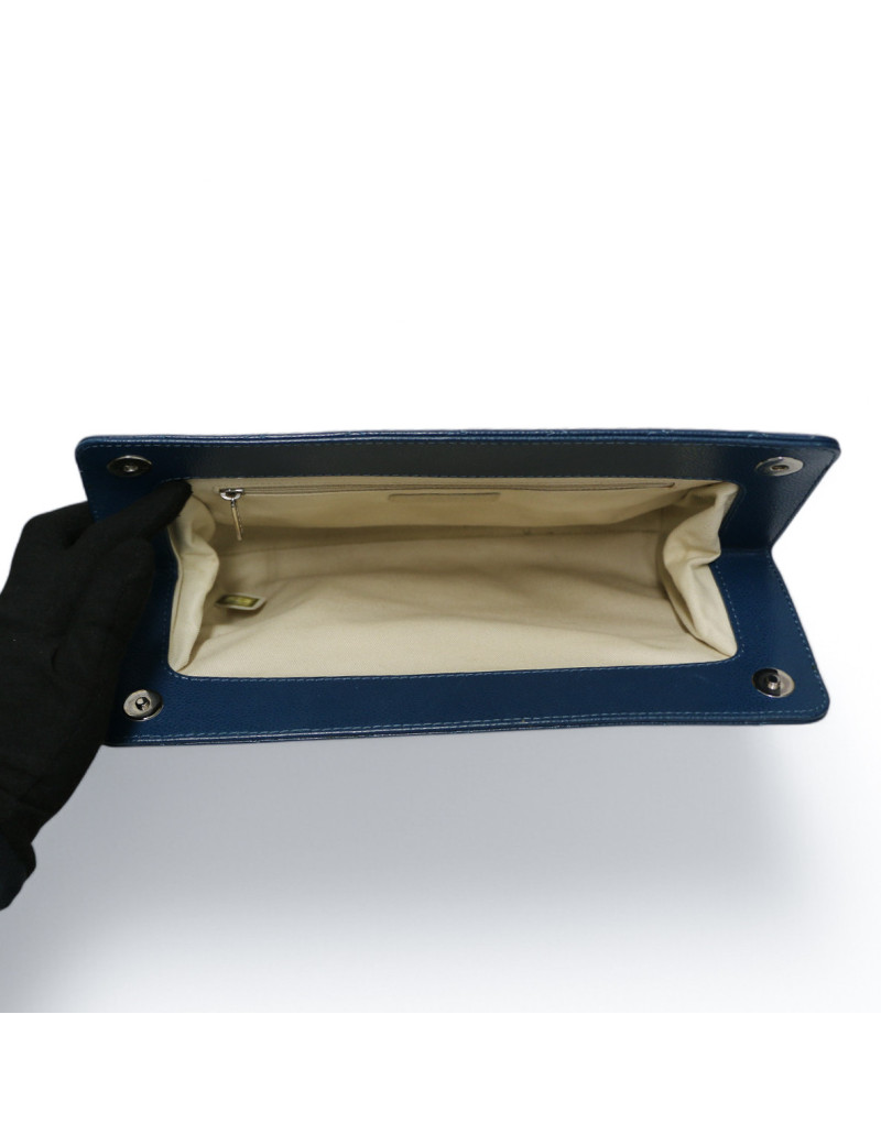 Pochette CHANEL matelassée bleue