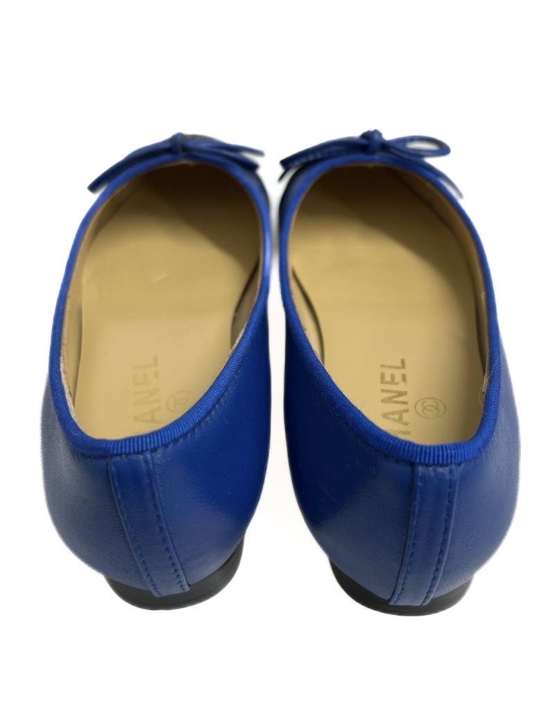 Ballerines Chanel bicolores en cuir bleu et noir disponible d'occasion