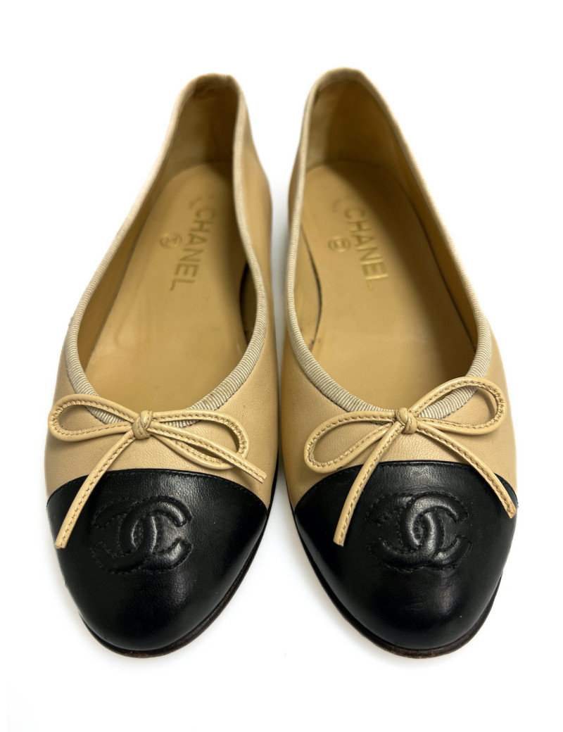 Ballerines Chanel beige et noir en cuir :  l'intemporel de la Maison.