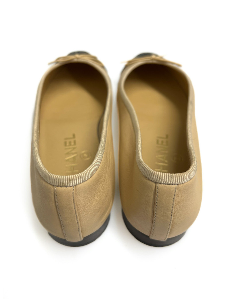 Ballerines CHANEL beige et noir