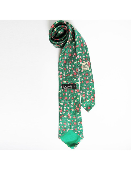 Cravate HERMES en soie verte motifs fleurs et cerfs