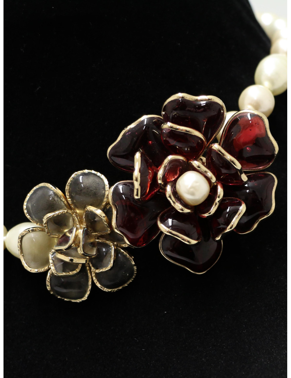 Ras de cou vintage CHANEL pâte de verre camélia et perles