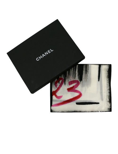 Châle Chanel en cachemire Tweed 2023 issu de la collection Cruise 2023