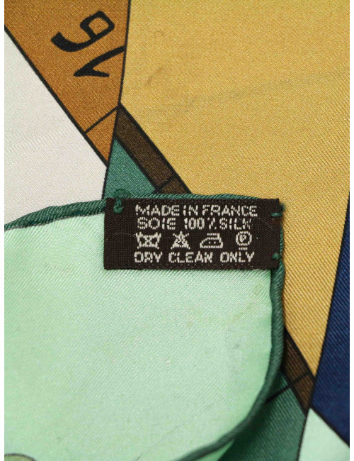 Géant carré Hermès Astrologie disponible cliquez ici pour le découvrir