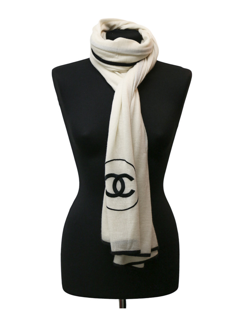 Châle CHANEL cachemire écru CC noir