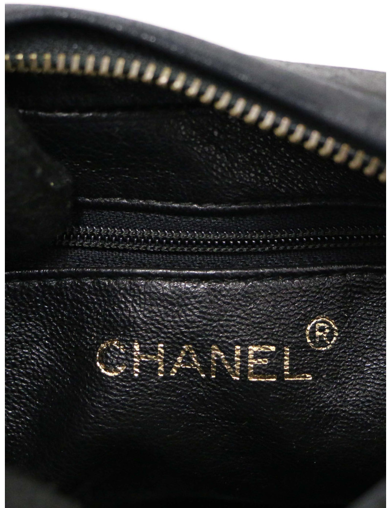 Sac Micro Camera Chanel vintage en cuir d'agneau noir disponible ici