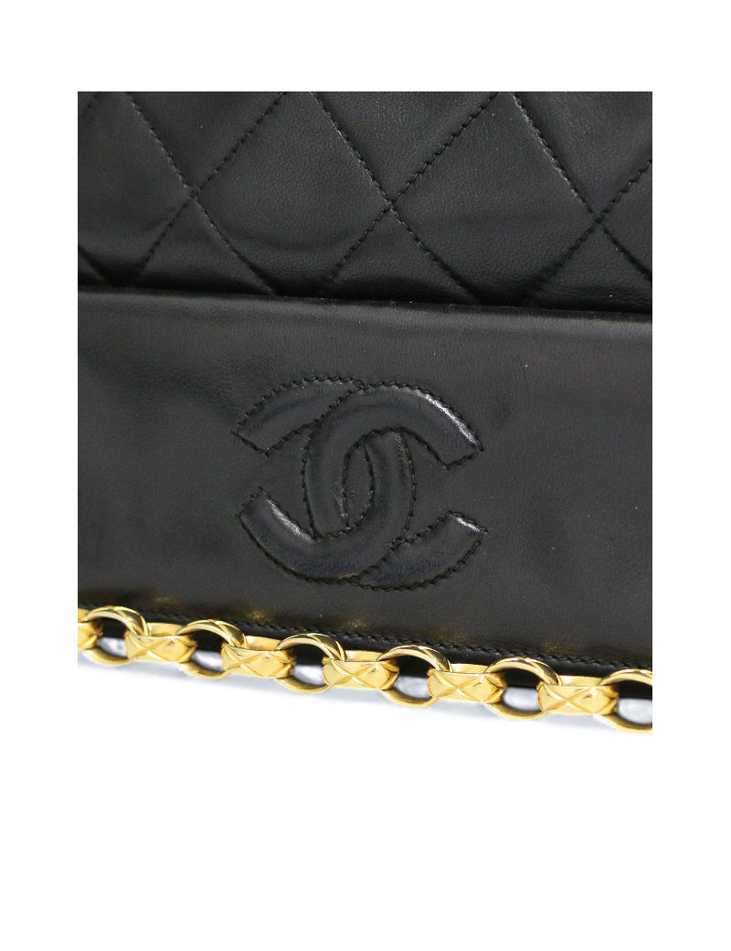 Sac Micro Camera Chanel vintage en cuir d'agneau noir disponible ici