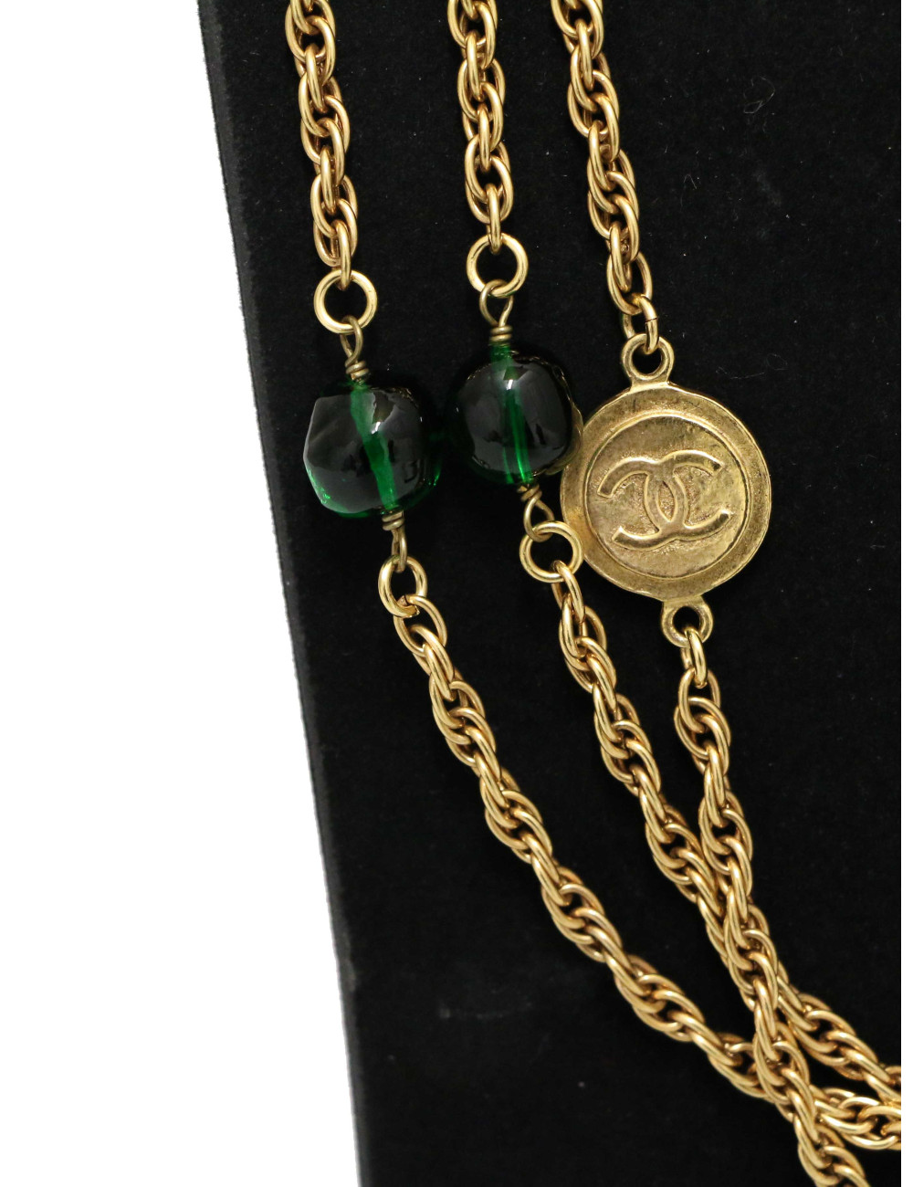 Long sautoir vintage CHANEL pièces CC et pâte de verre rubis et emeurode