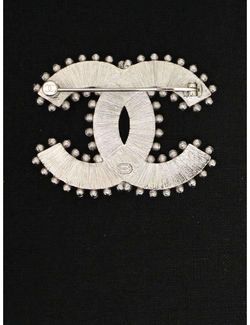 Broche CHANEL CC émail noir et argent