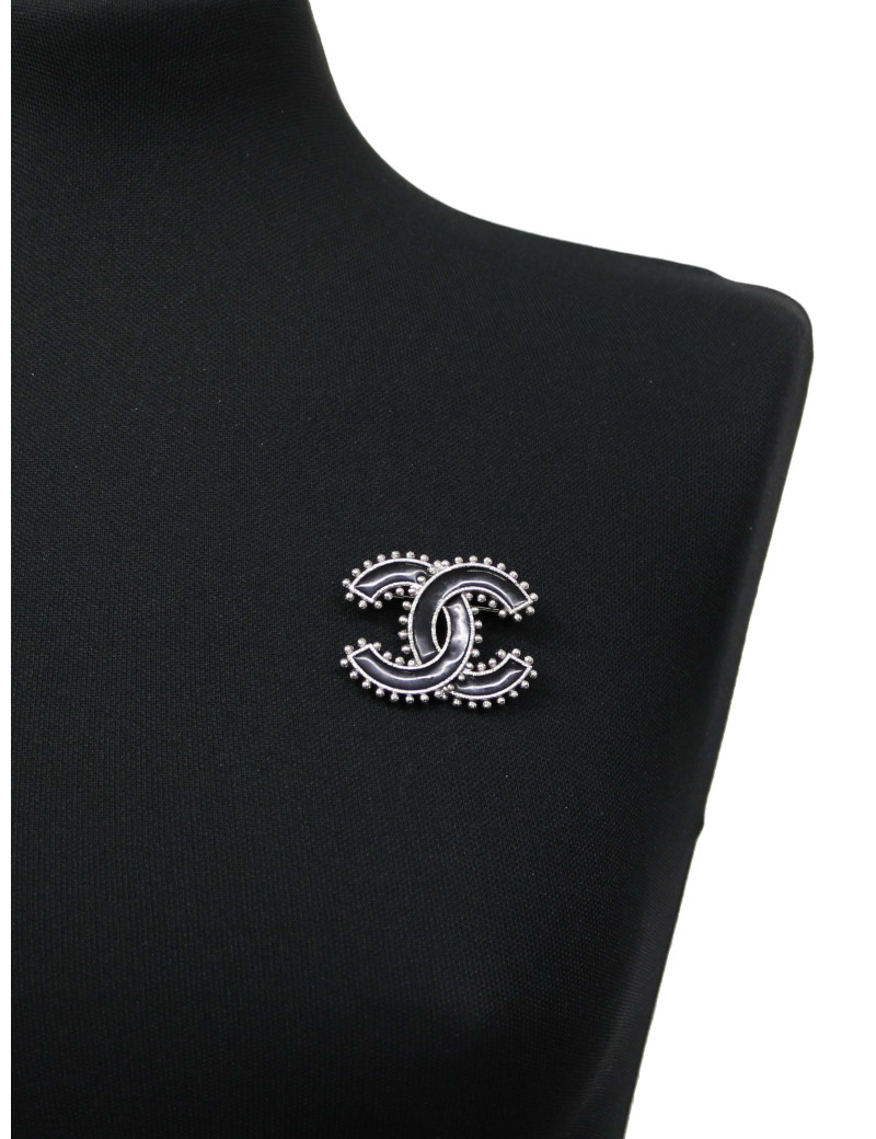 Broche CHANEL CC émail noir et argent
