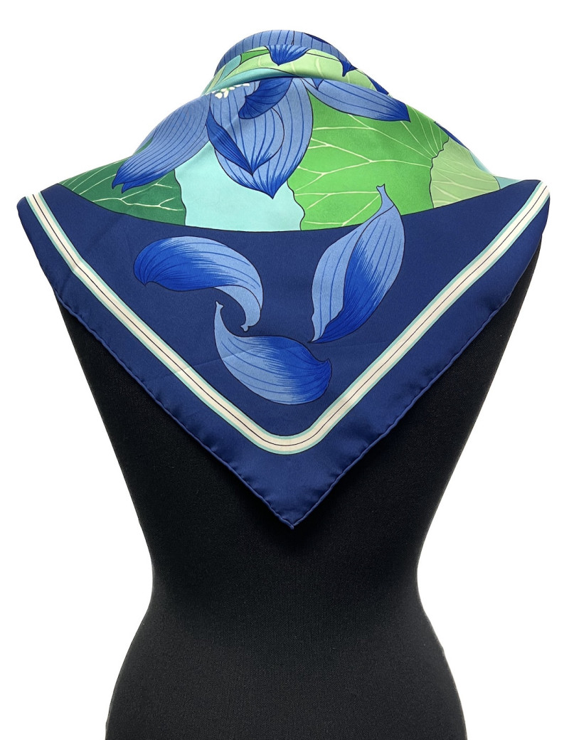 Carré HERMES Fleurs de lotus bleues