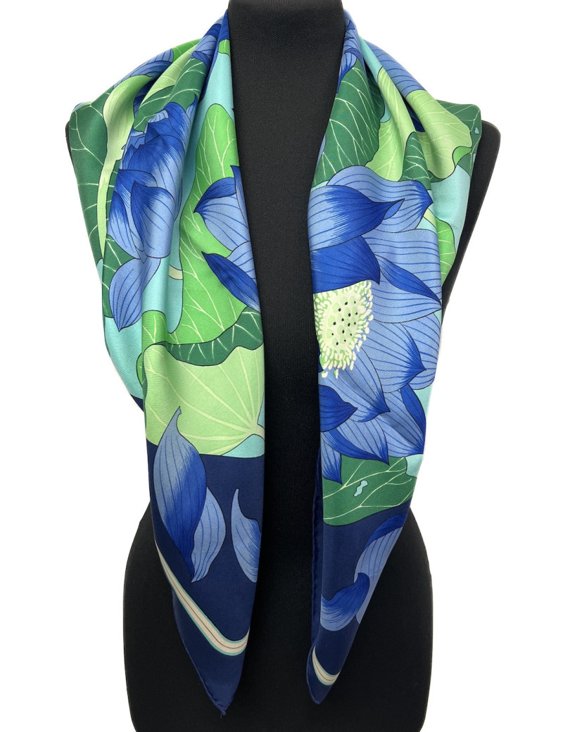 Carré HERMES Fleurs de lotus bleues