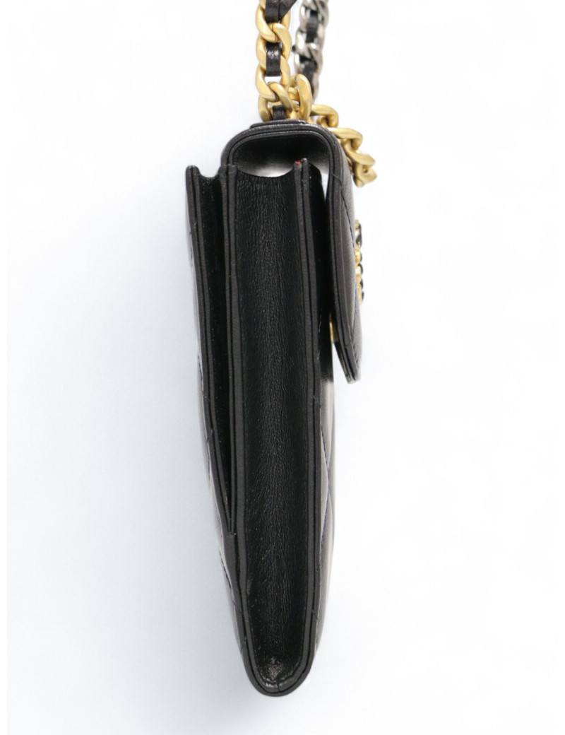 Sac téléphone Chanel cuir caviar issu de la collection 19 disponible