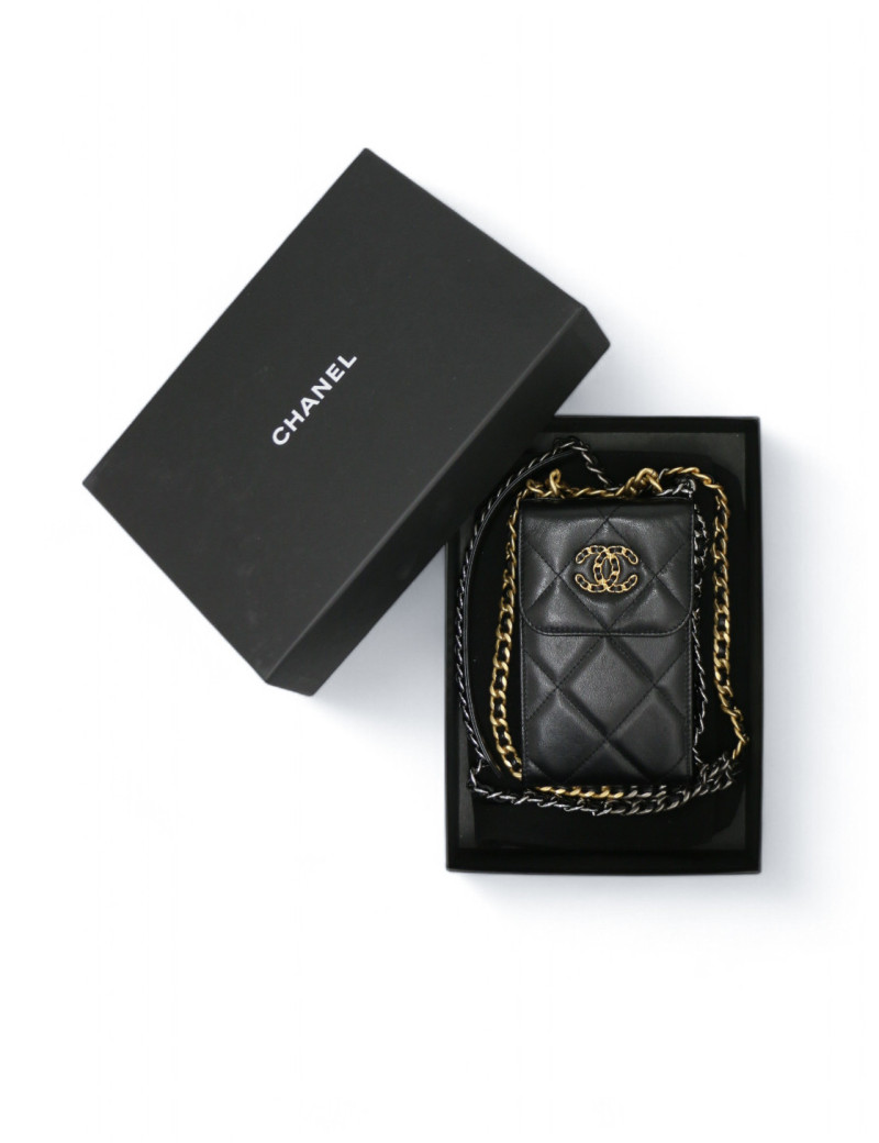 Sac téléphone Chanel cuir caviar issu de la collection 19 disponible