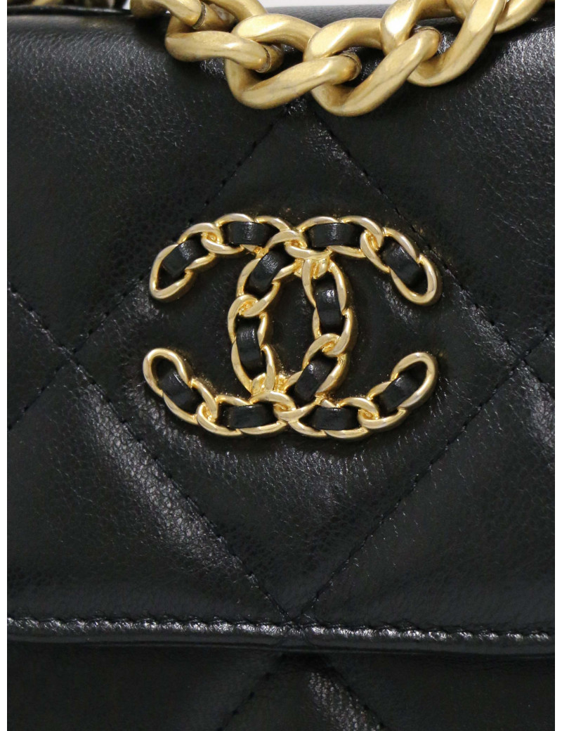 Sac téléphone Chanel cuir caviar issu de la collection 19 disponible
