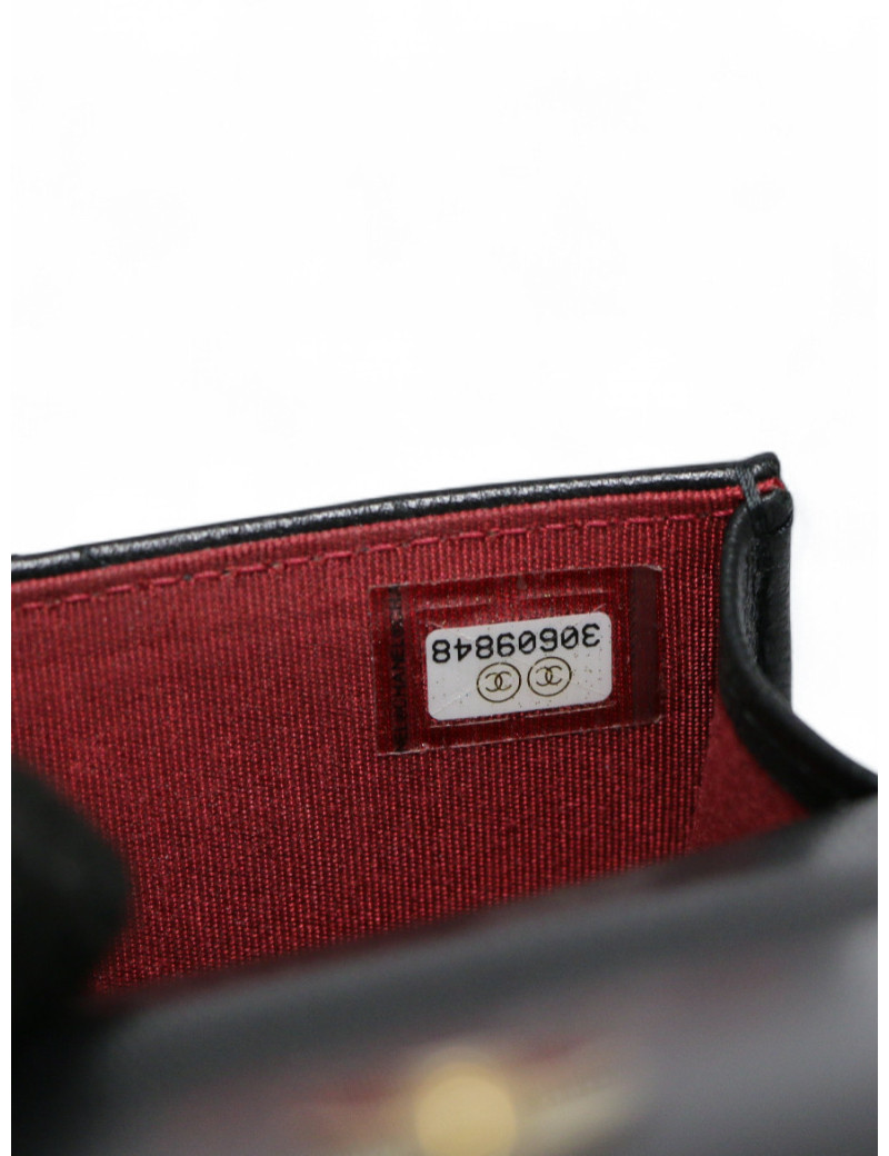 Sac téléphone Chanel cuir caviar issu de la collection 19 disponible