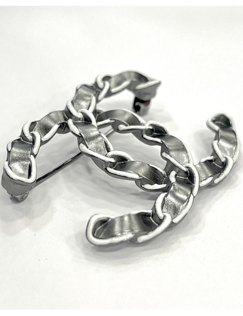 Broche Chanel CC chaîne : facile à porter pour toutes les occasions !