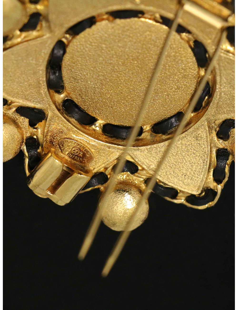 Broche étoile Chanel Gripoix pâte de verre et cuir