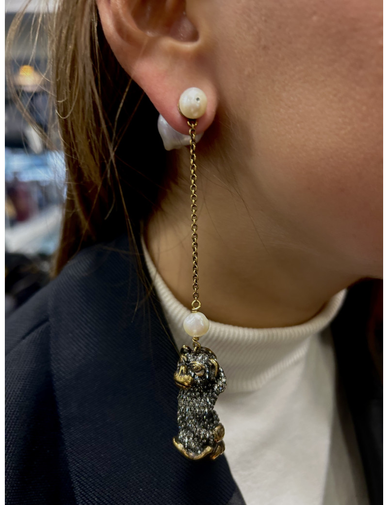 Boucle d'oreille Dior pendentif singe d'occasion disponible ici.