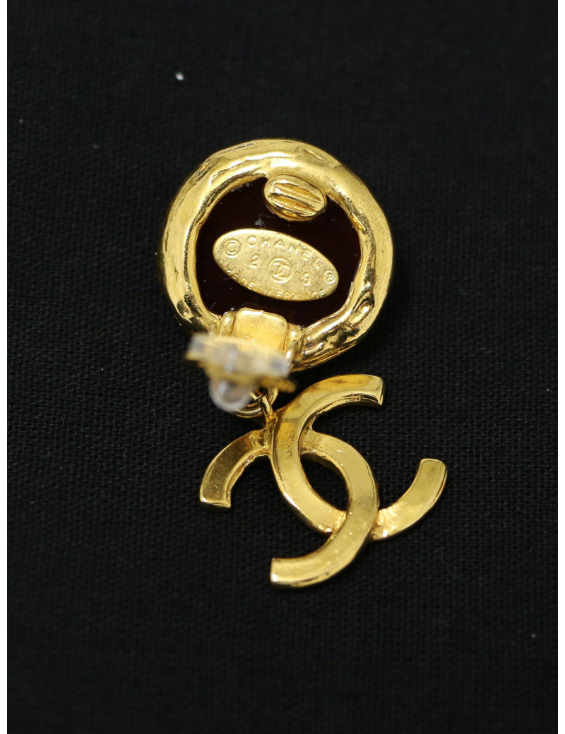 Boucles d'oreille pendantes pâte de verre rouge CHANEL