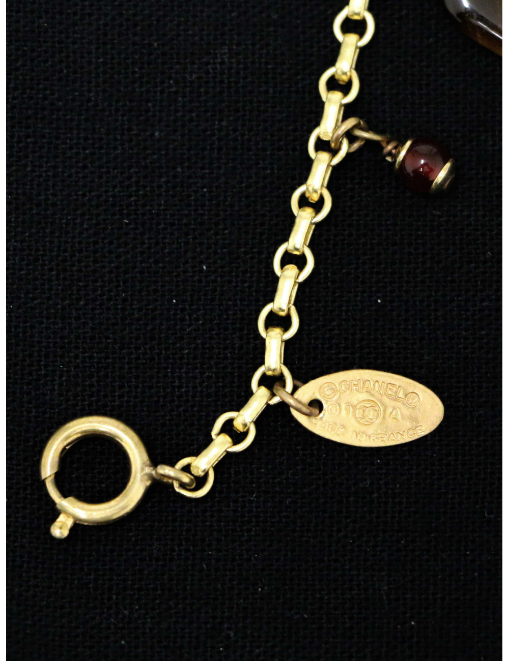 Bracelet charms Chanel pâte de verre