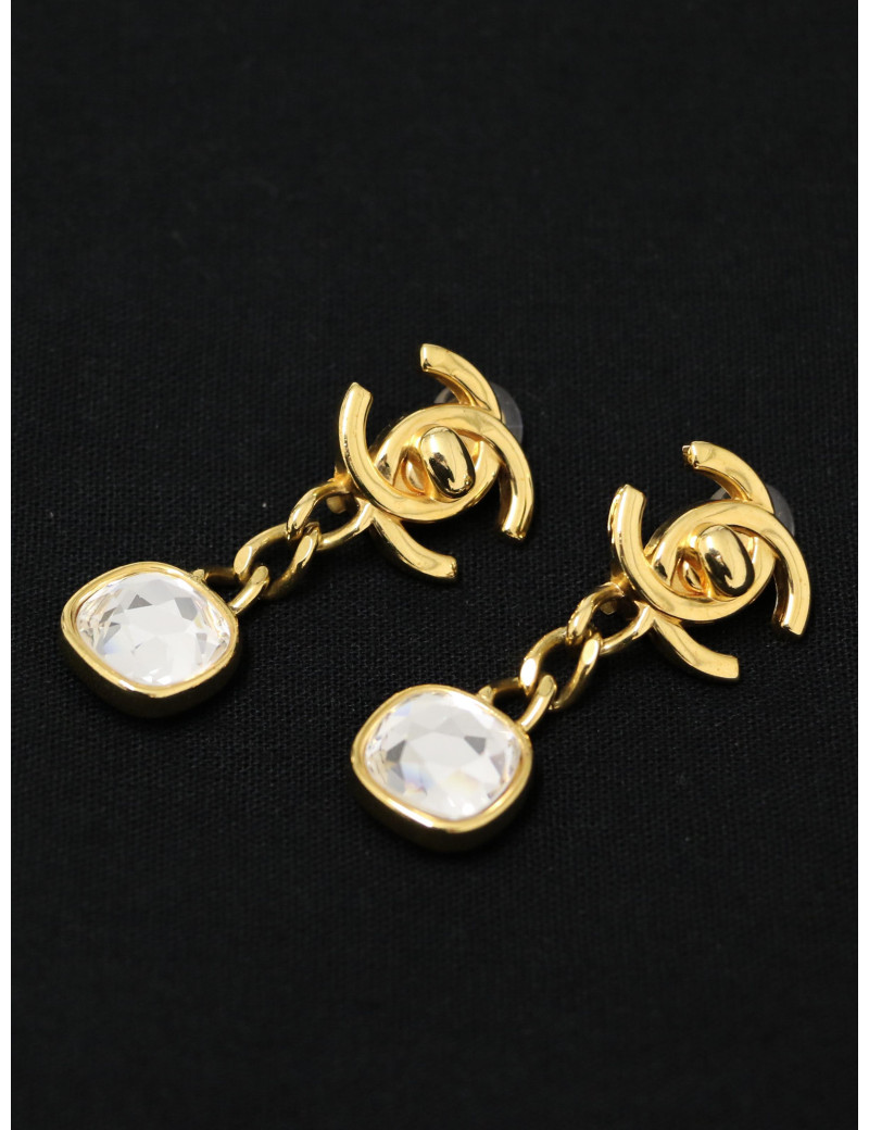 Boucles d'oreille Chanel turnlock pendantes dorées et strass