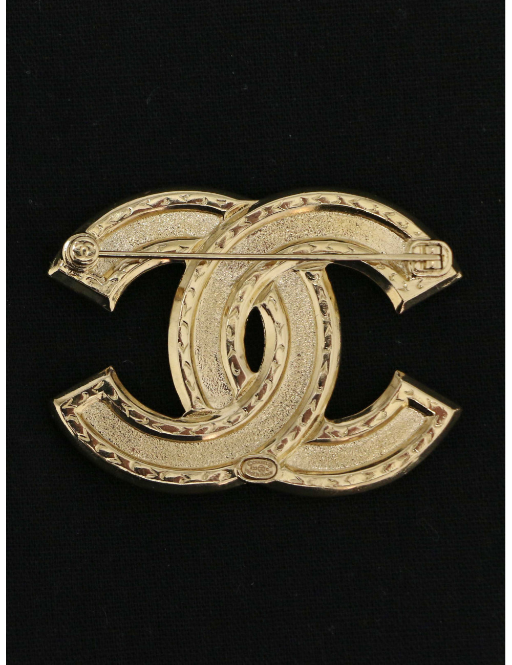 Broche Chanel dorée matelassé