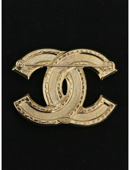 Broche Chanel dorée matelassé