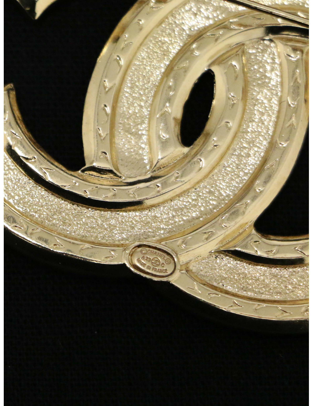 Broche Chanel dorée matelassé