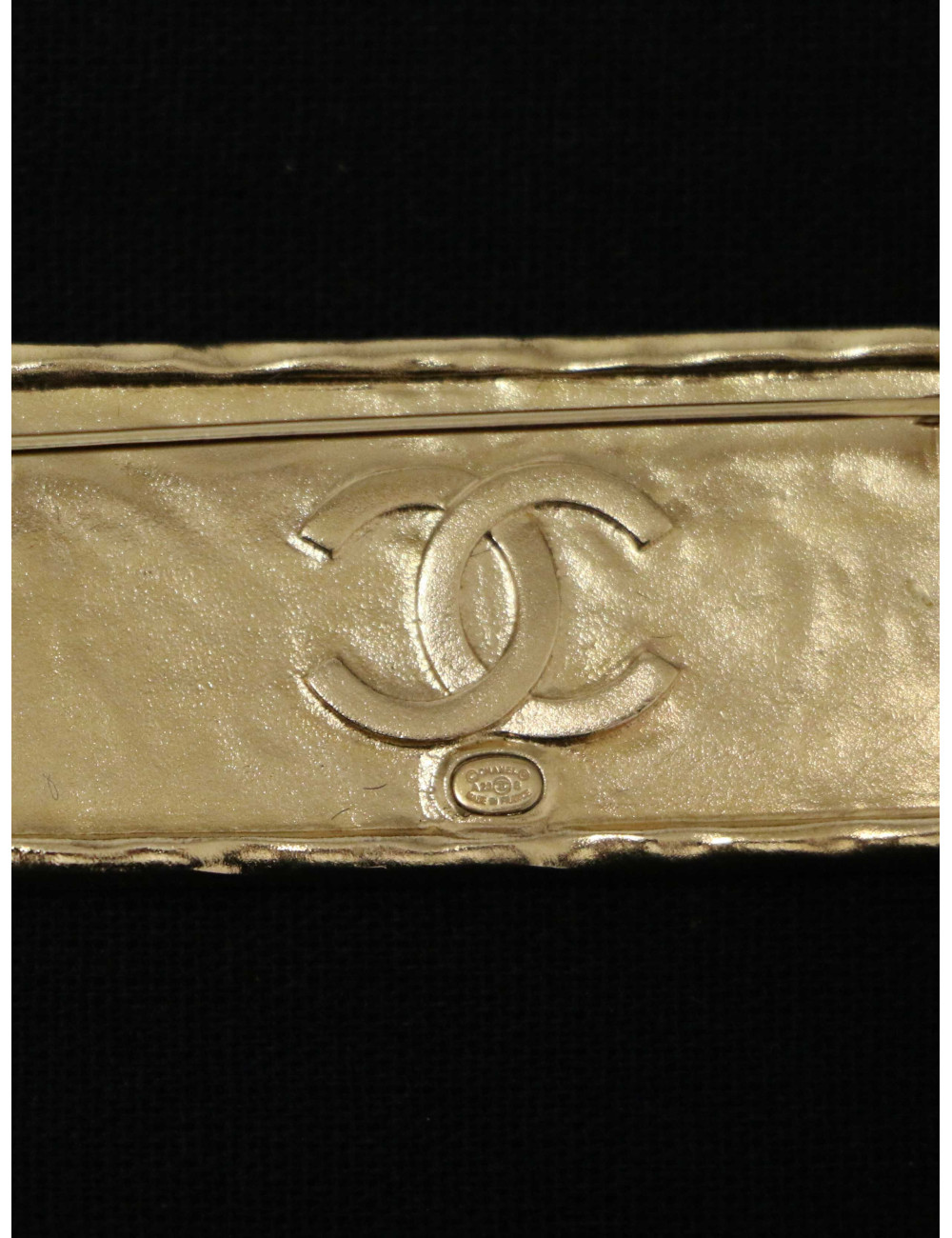 Broche plaque Chanel or et noir