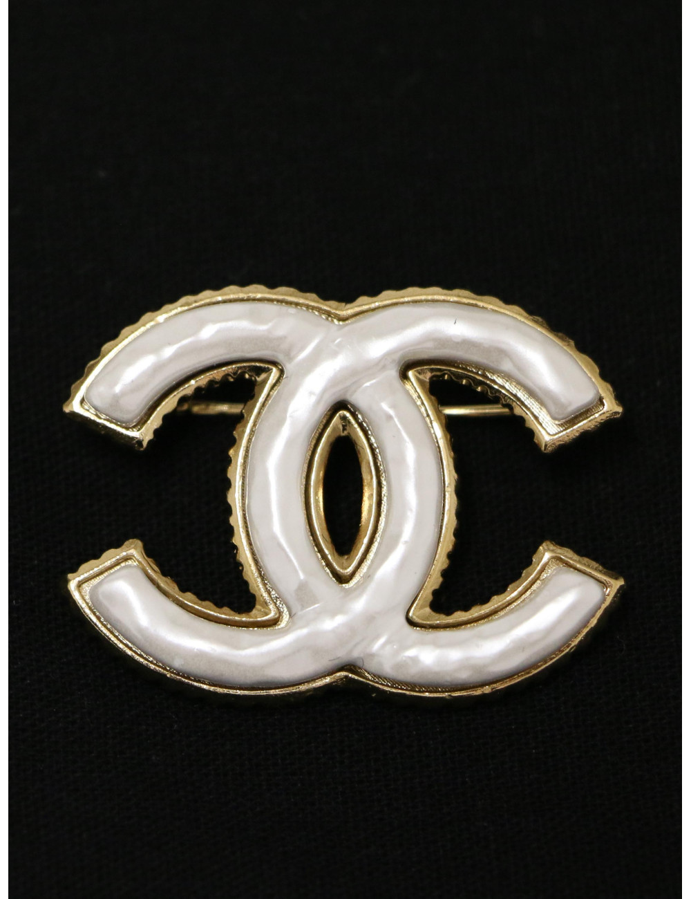Broche Chanel émaillée nacre