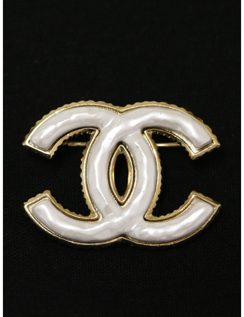 Broche Chanel émaillée nacre