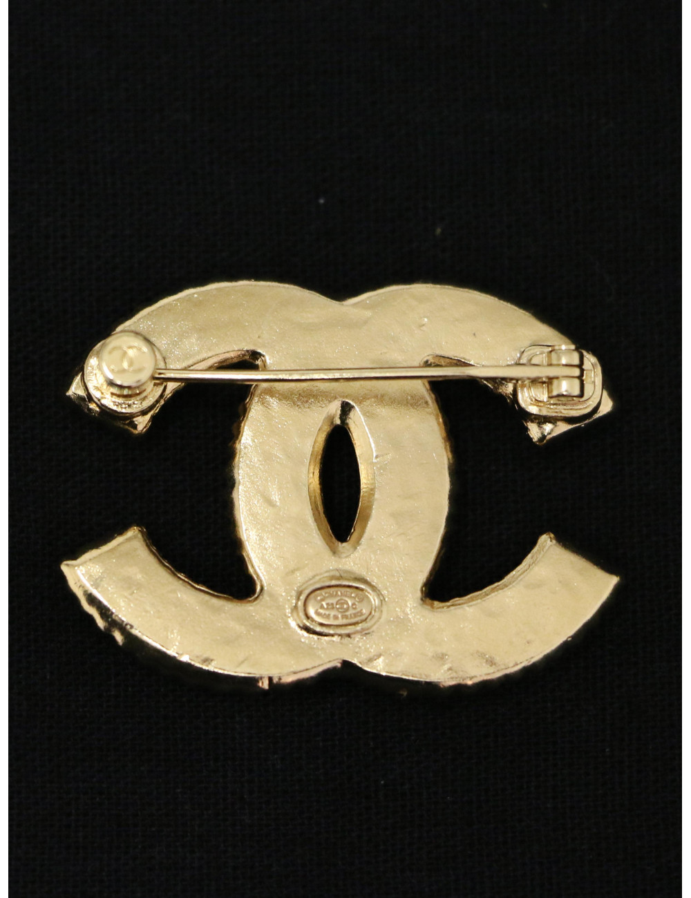 Broche Chanel émaillée nacre