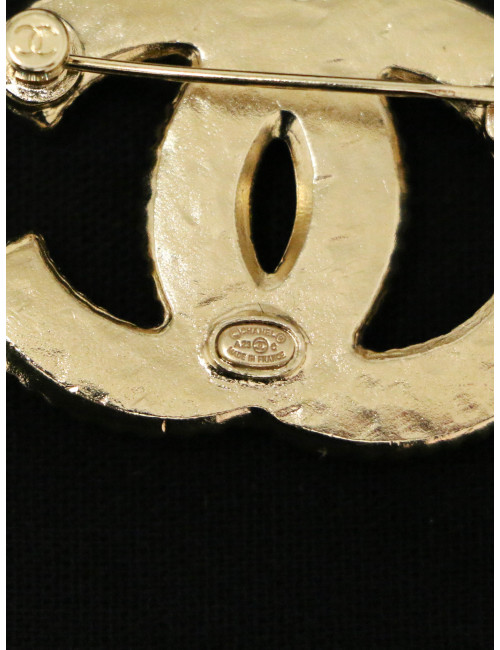 Broche Chanel émaillée nacre