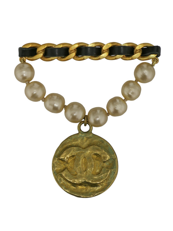 Broche Chanel médaillon pendant