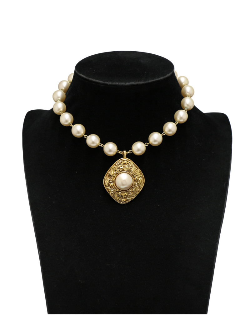 Collier Chanel médaillon et perles