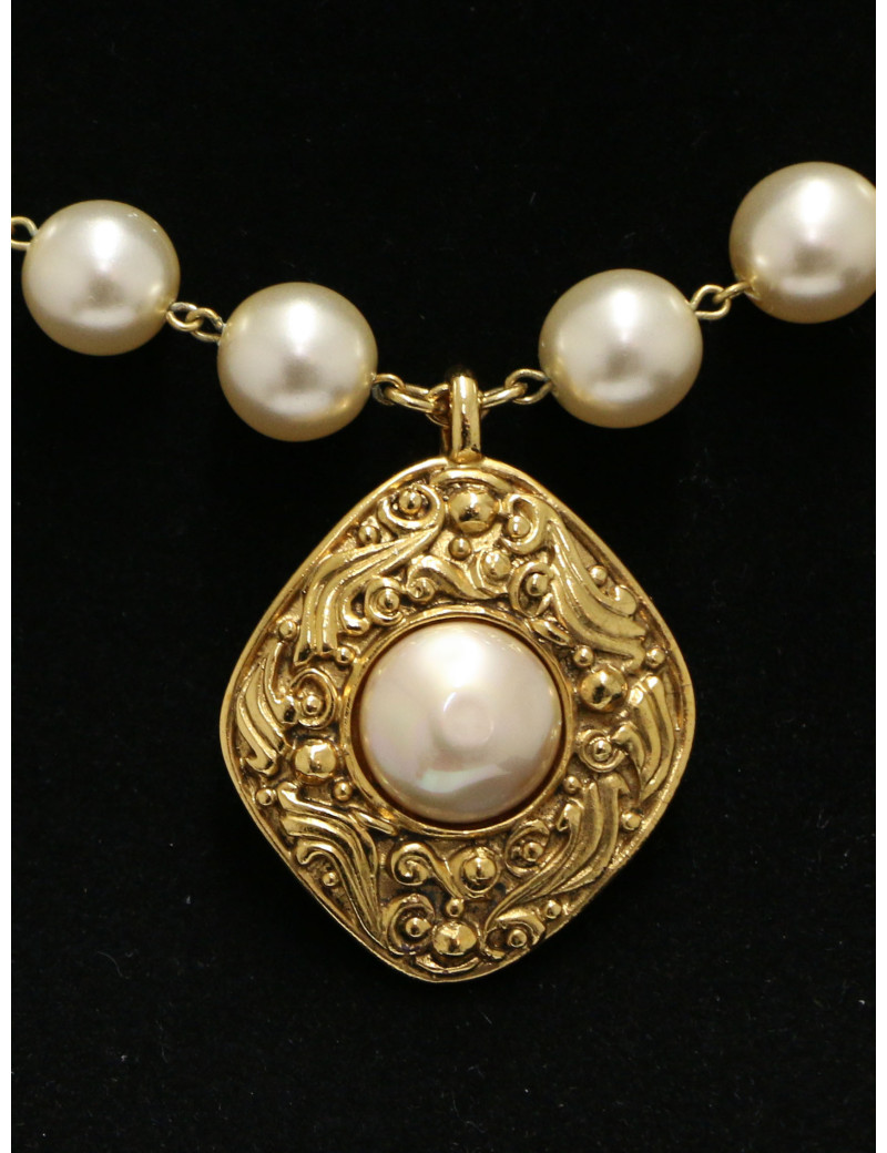 Collier Chanel médaillon et perles