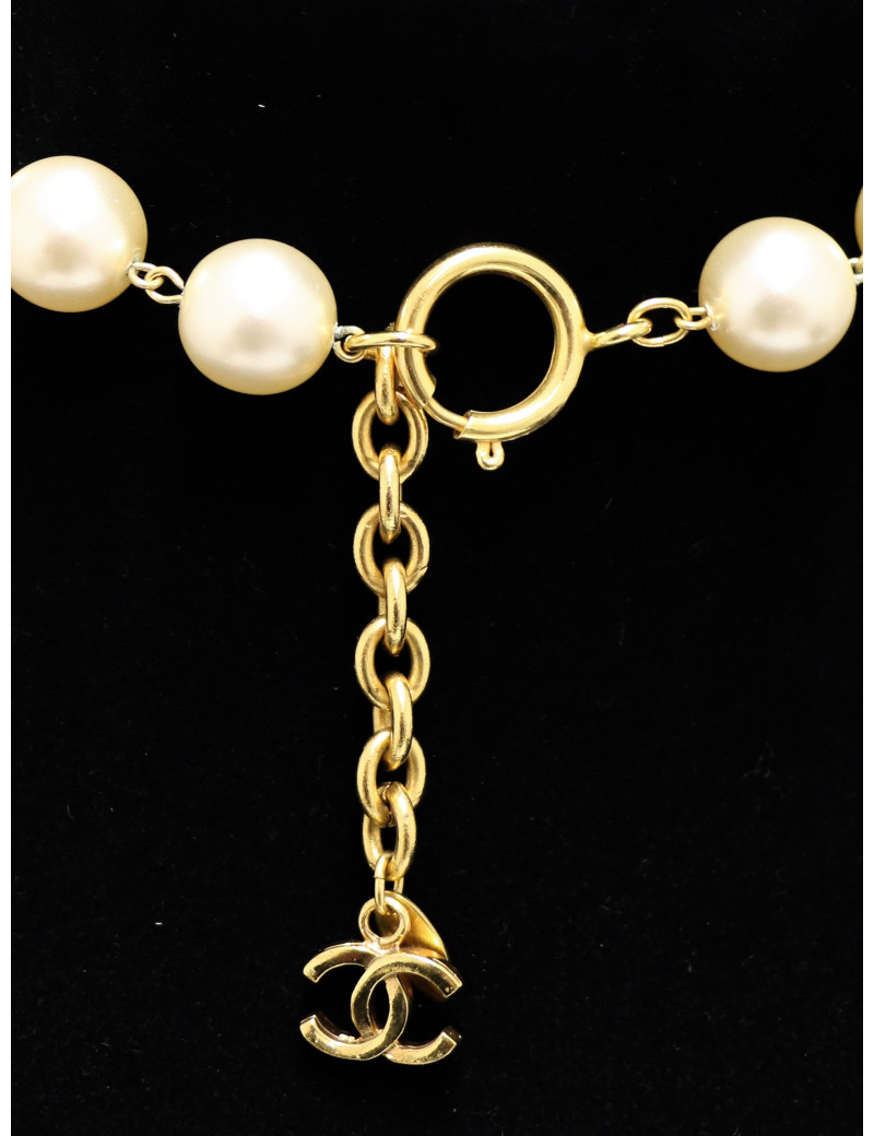 Collier Chanel médaillon et perles