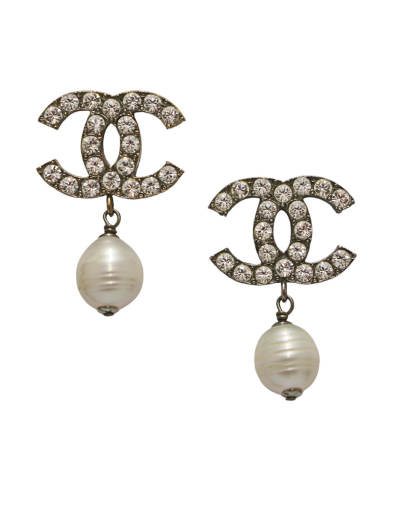 Clous Chanel CC strass et perle pendante