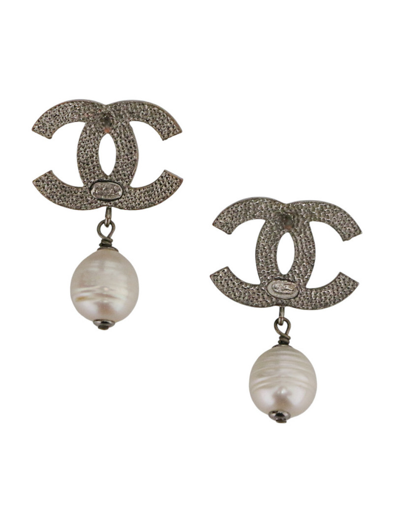 Clous Chanel CC strass et perle pendante