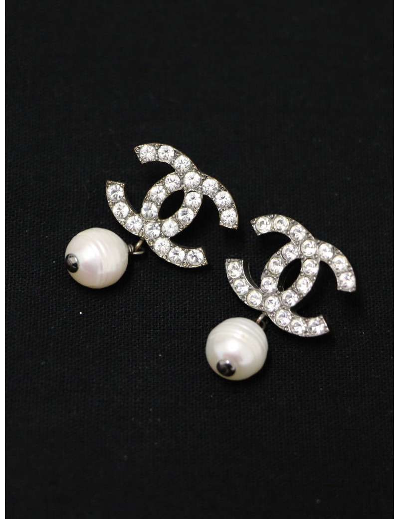 Clous Chanel CC strass et perle pendante